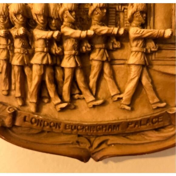 Vintage Hard Ceramic Buckingham Palace Changing of the Guard Wall Plaque - Picture 5 of 6